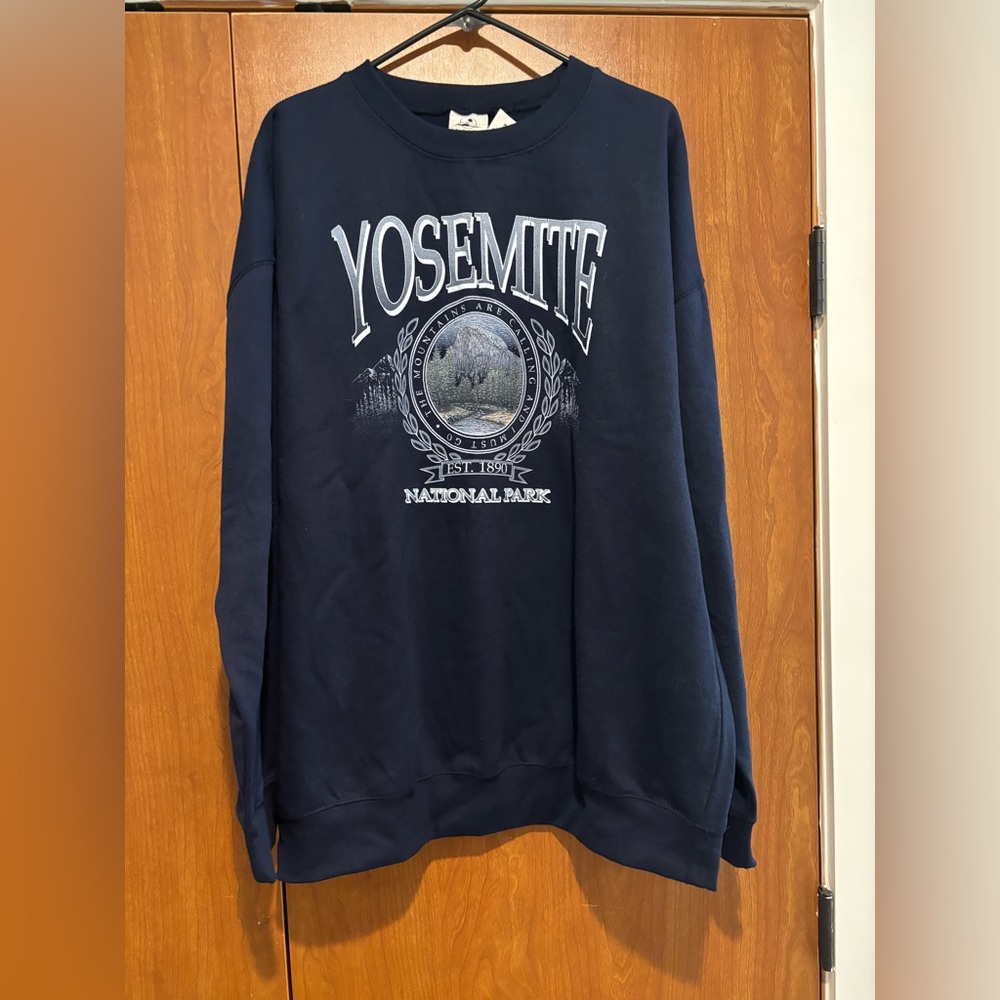 NWT Yosemite National Park Navy Blue Crewneck Sweatshirt